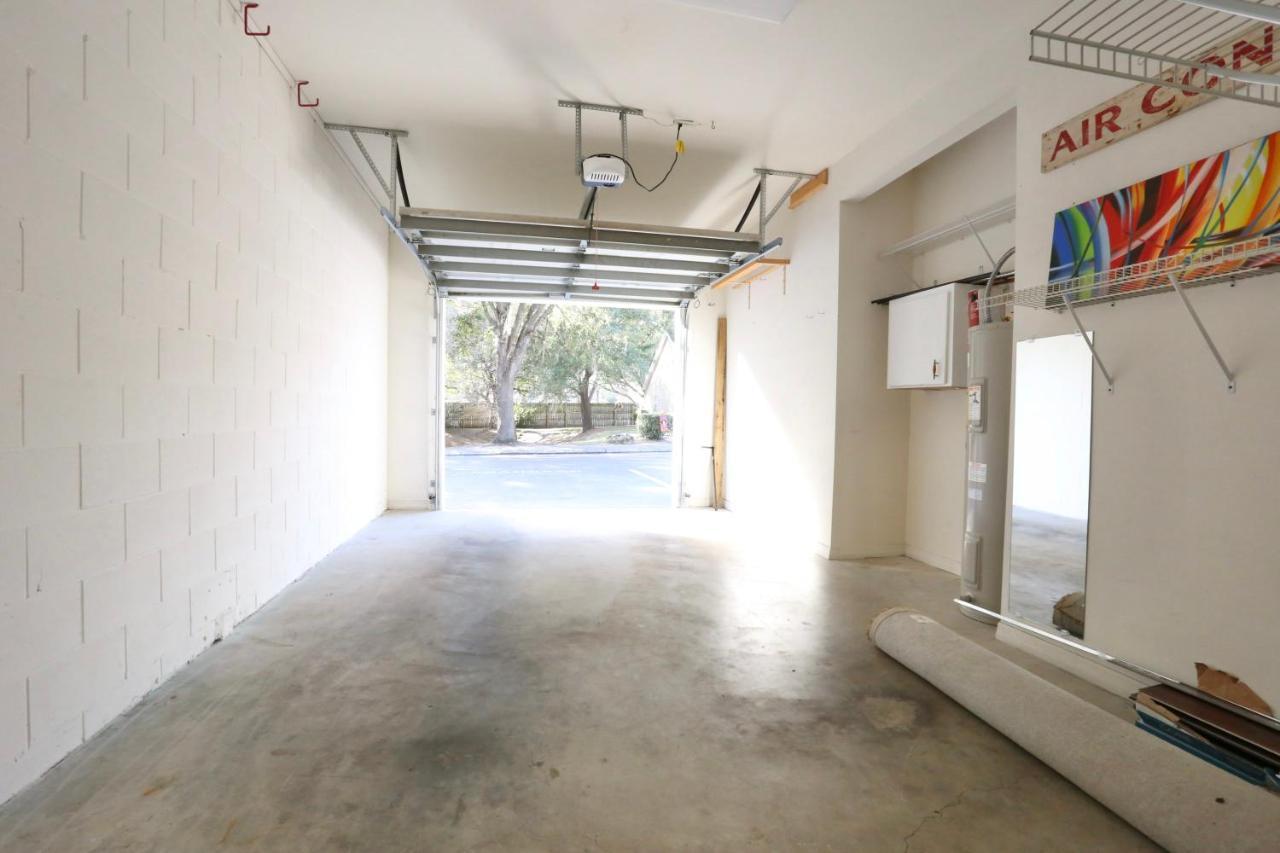 Nomad Retreat King Bed Boutique Condo W Garage Gainesville Exterior foto
